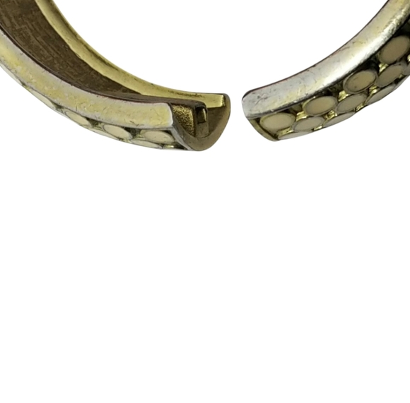 VINTAGE GOLDTONE & CREAM ENAMEL HOMEYCOMB DESIGN CLAMPER BRACELET - Picture 7 of 7